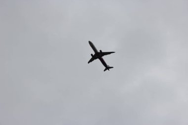 Gri gökyüzüne karşı uçak