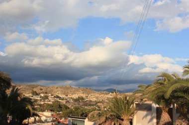 güneşli bir günde tepelerin görünümü