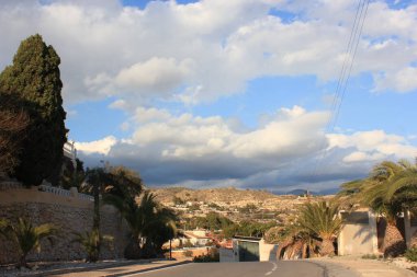 güneşli bir günde tepelerin görünümü