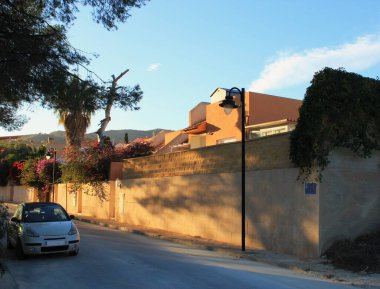 Gün batımında güzel manzaralı boş bir yol