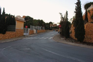 Gün batımında güzel manzaralı boş bir yol