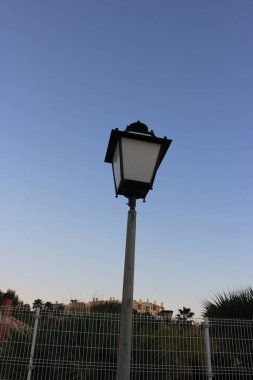 Uzun ve yalnız sokak lambaları
