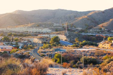 Gün batımında güzel manzaralı boş bir yol