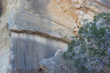 Güneşin günbatımında aydınlattığı bir kaya yamacının dokusu