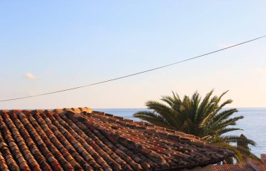 Güneşteki eski kiremitli çatı