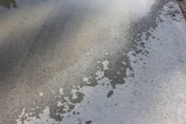 Asfaltta ıslak ayak izleri