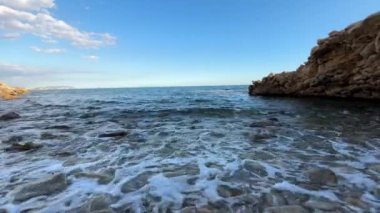 Deniz dalgaları kayalara çarpar