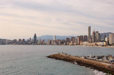 Benidorm 'daki Beach de Levante' de yüksek otel kompleksleri var.
