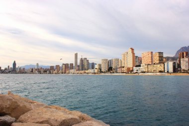 Benidorm 'daki Beach de Levante' de yüksek otel kompleksleri var.