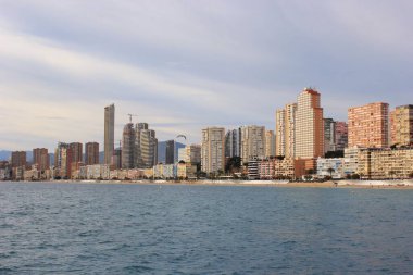 Benidorm 'daki Beach de Levante' de yüksek otel kompleksleri var.