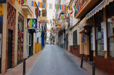 Caddenin bazı kısımları ve evler LGBT bayraklarıyla süslenmiş.