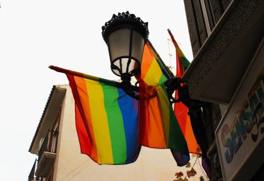 Caddenin bazı kısımları ve evler LGBT bayraklarıyla süslenmiş.