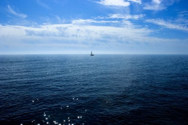 Güneşli bir günde denizde tekne gezintisi