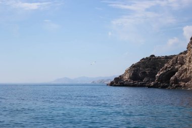 Kayalar mavi denize gidiyor.