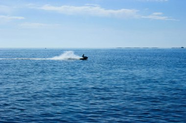 Güneşli bir günde jet ski yapmak.