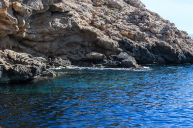 Kayalar mavi denize gidiyor.