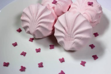 Tabaktaki pudra şekerli şekerlemelerin minimalist fotoğrafı