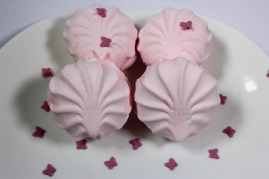 Tabaktaki pudra şekerli şekerlemelerin minimalist fotoğrafı