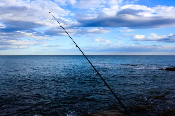 Gün batımında balık tutmak, sakin deniz
