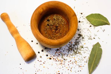 Baharatların minimalist fotoğrafı ve baharat öğütmek için ahşap havan.