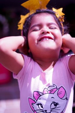 Güneşin aydınlattığı gülümseyen çocuk