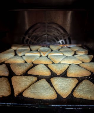 Pişirme kurabiyeleri fırında.