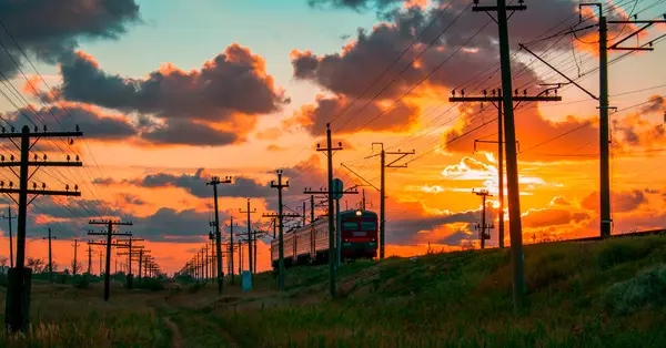 Gün batımında tren istasyonunda. Güneş batıyor. yüksek kaliteli fotoğraf