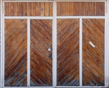 Yamuk ahşap kapılı, eski kahverengi, büyük kırsal kapılar. Desenler