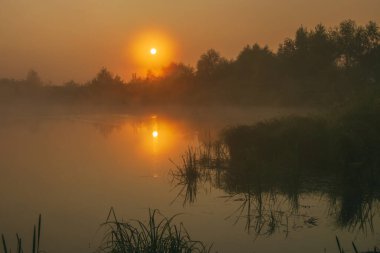Gölde gün doğumu.