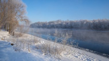 Karla kaplı nehri olan kış manzarası