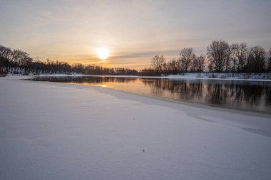 Karlı gölde güzel bir gün batımı