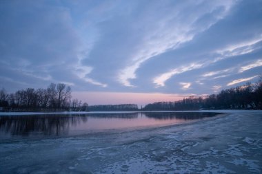 Nehirde güzel bir gün batımı