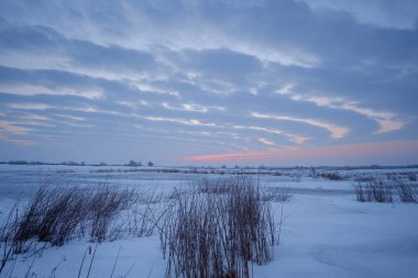 Göl üzerinde kış günbatımı