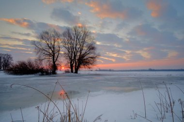 Kış günbatımı gölde