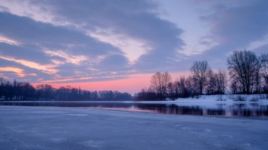 Kışın donmuş gölde gün batımı
