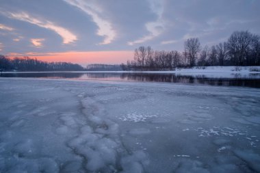 Donmuş nehirde gün batımı