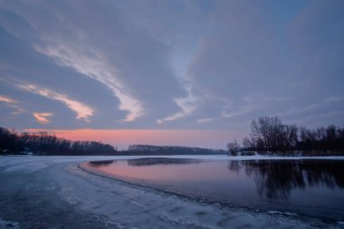 Nehirde gün batımı, kış manzarası