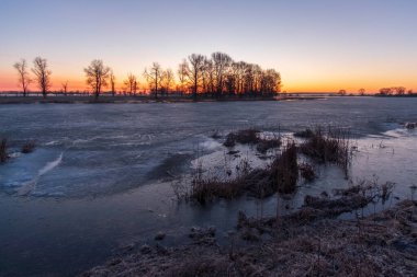 Kışın donmuş nehir