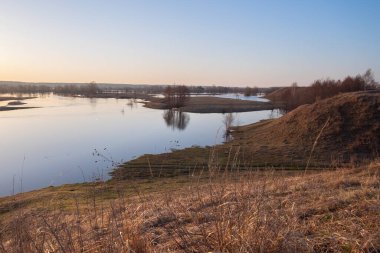 Nehir ve gün batımlı bahar manzarası