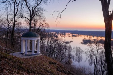 Gölde güzel bir gün batımı.