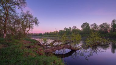 Nehirde gün doğumu. Sabah erken saatlerde.