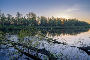 Gölün üzerinde gün batımı.