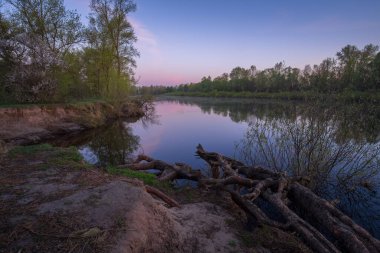 Nehrin üzerinde güzel bir gün batımı