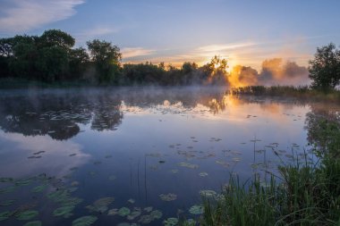 Yaz sabahı nehirde gün doğumu.