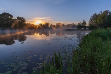 Sabahları gölde gün doğumu