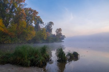 Gölü olan sonbahar manzarası