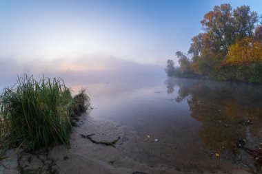 Ağaçlar ve nehirlerle dolu sonbahar manzarası