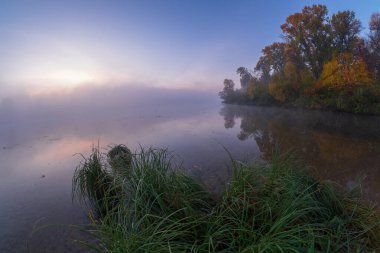 Sonbahar nehrinde sabah sisi