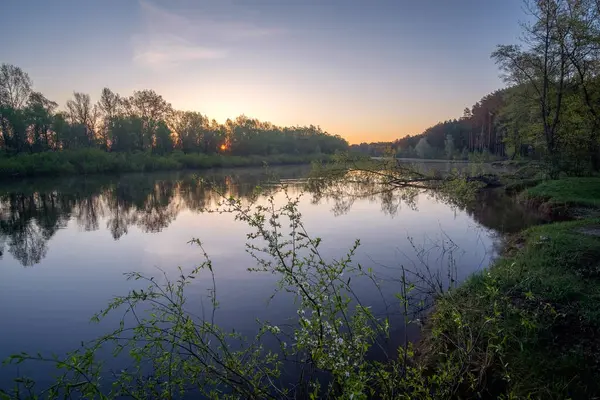 Güneşin yansımasıyla nehirde gün doğuyor.