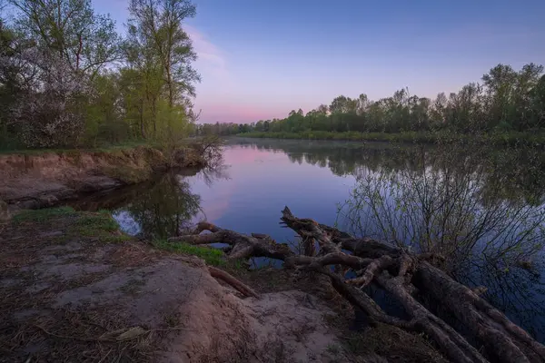 Nehrin üzerinde güzel bir gün batımı